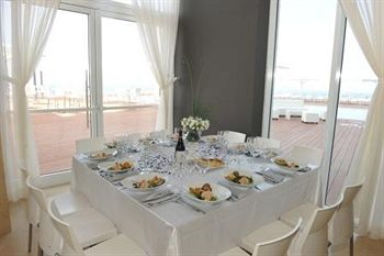 Imagen del bar/restaurante del Island Luxurious Suites Hotel. Foto 3