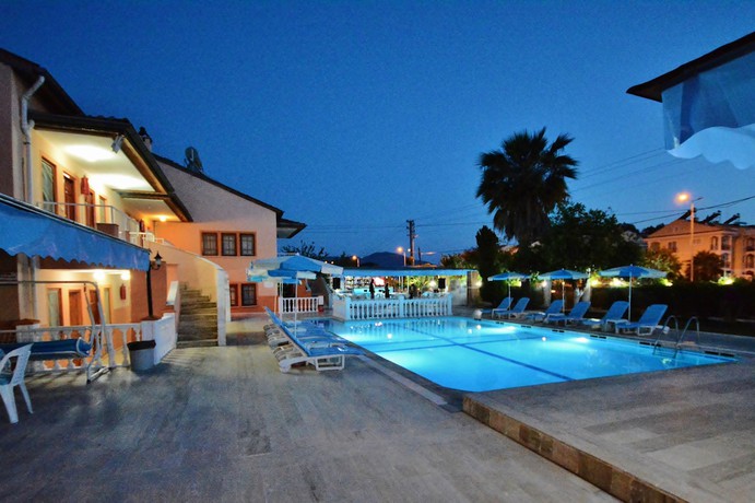 Imagen de la piscina del Istanbul Apart Hotel. Foto 13
