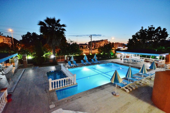 Imagen de la piscina del Istanbul Apart Hotel. Foto 14