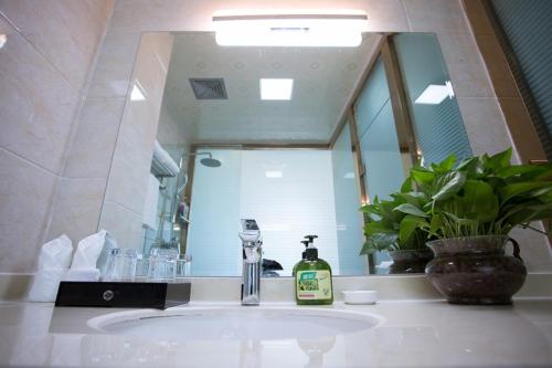 Imagen de la habitación del Jinren Holiday Hotel. Foto 5