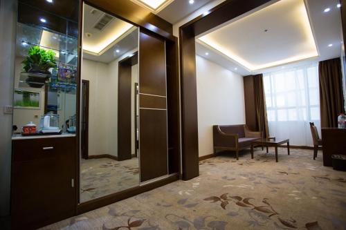 Imagen de la habitación del Jinren Holiday Hotel. Foto 8