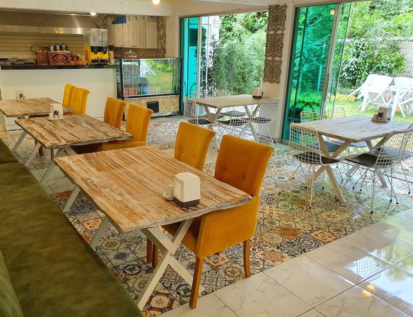 Imagen del bar/restaurante del KADİFELİ KONAK OTEL. Foto 5