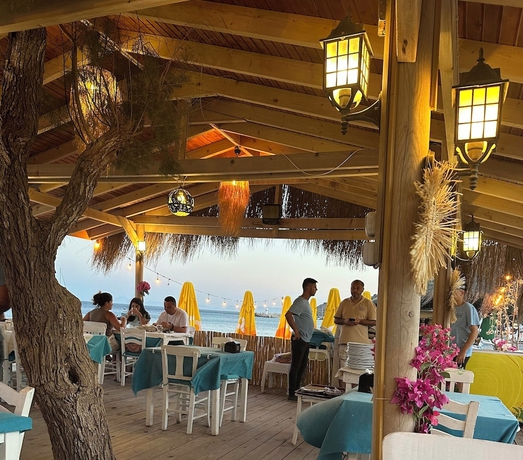 Imagen del bar/restaurante del KIYI SUITES OTEL PALAMUTBUKU. Foto 2