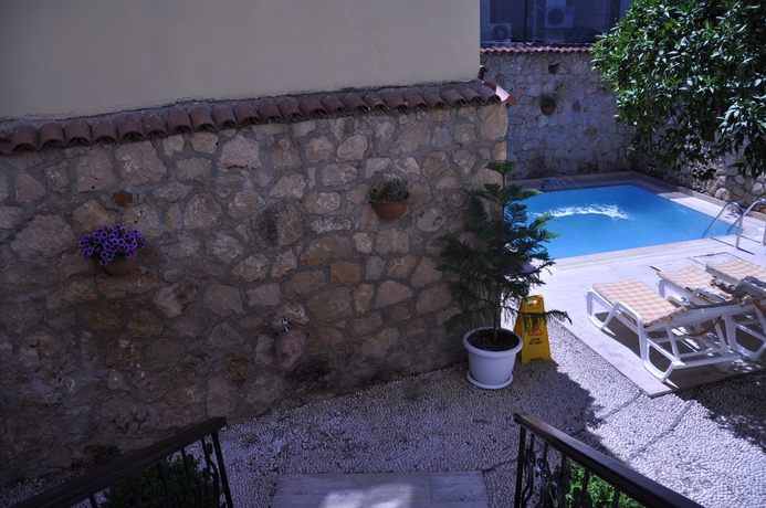 Imagen de la piscina del Kalei&ccedil;i Hotel. Foto 16