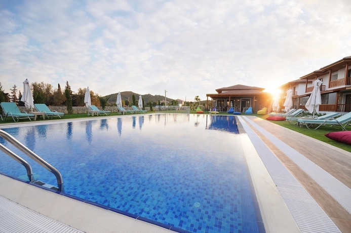 Imagen de la piscina del Karaincir Suit Otel. Foto 17