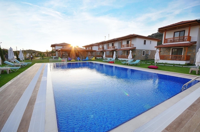 Imagen de la piscina del Karaincir Suit Otel. Foto 18