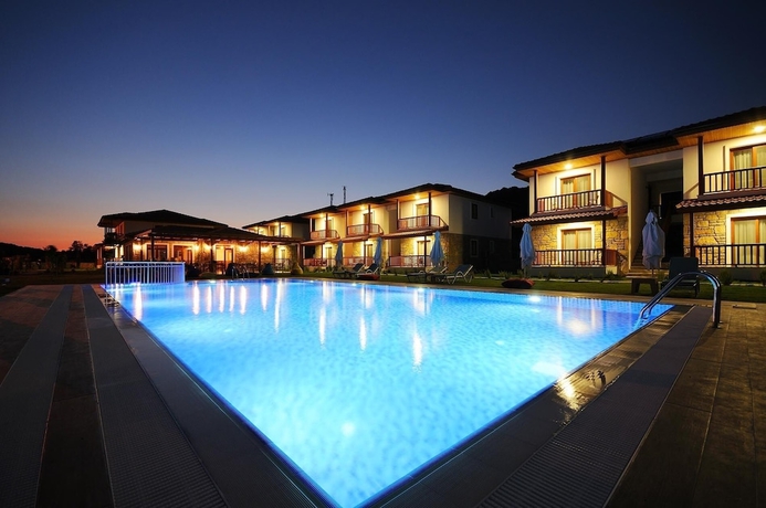 Imagen de la piscina del Karaincir Suit Otel. Foto 19