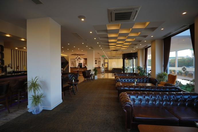 Imagen de los interiores del Karpalas City Hotel and Spa. Foto 19