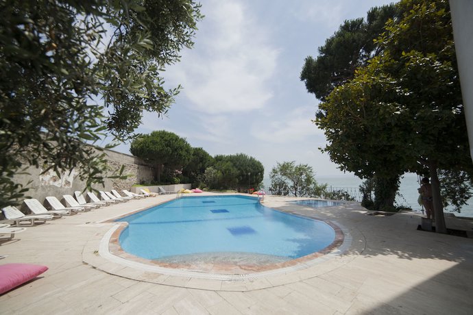 Imagen de la piscina del Kirtay Hotel. Foto 20