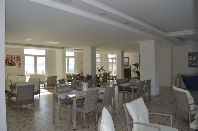 Imagen del bar/restaurante del Klaton Beach Hotel. Foto 2