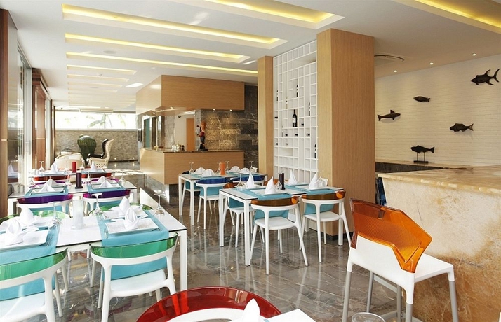 Imagen del bar/restaurante del Kleopatra Suit Hotel. Foto 2