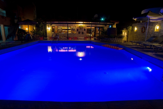 Imagen de la piscina del Kri Kri Village By Estia. Foto 15