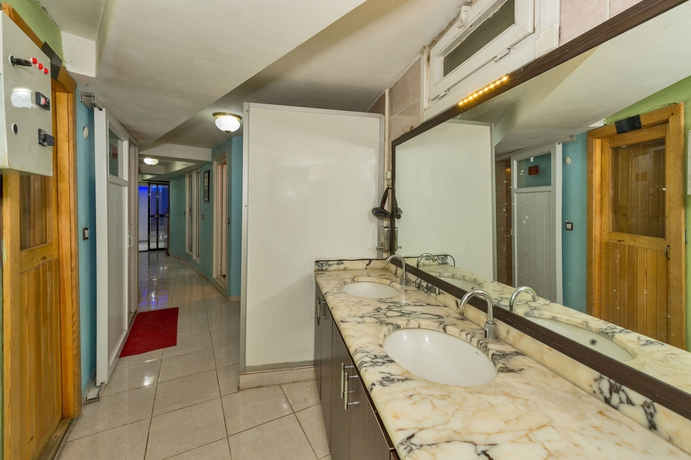 Imagen de la piscina del Kuran Hotel International. Foto 16