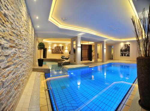 Imagen general del Kurhotel Gr&uuml;ttner mit eigenem Sole Thermal Schwimmbad 32 Grad und Saunalandschaft. Foto 3