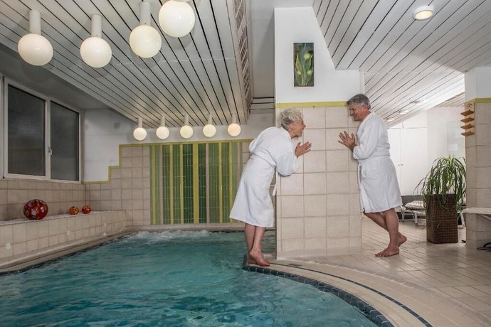 Imagen de la piscina del Kurhotel Unter den Linden. Foto 17