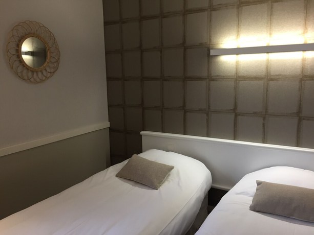 Imagen de la habitación del L\'Acanthe Hôtel. Foto 15