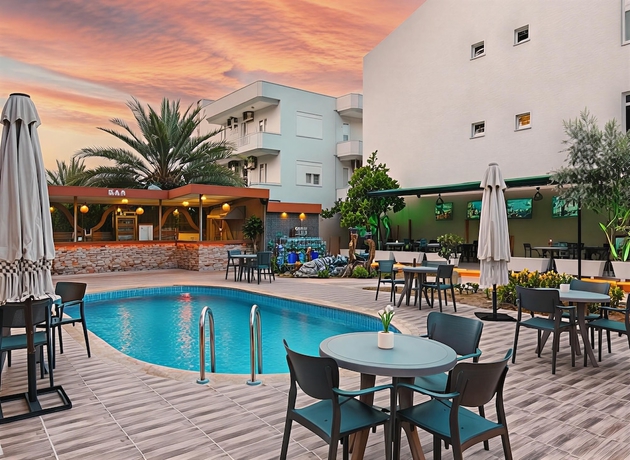 Imagen de la piscina del LEON OTEL. Foto 12