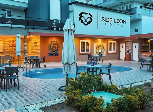 Imagen de la piscina del LEON OTEL. Foto 13