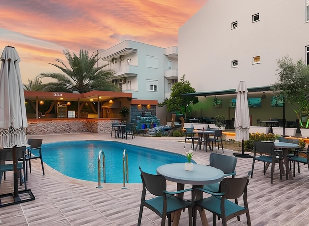 Imagen de la piscina del LEON OTEL. Foto 14
