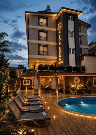 Imagen de la piscina del LEON OTEL. Foto 16