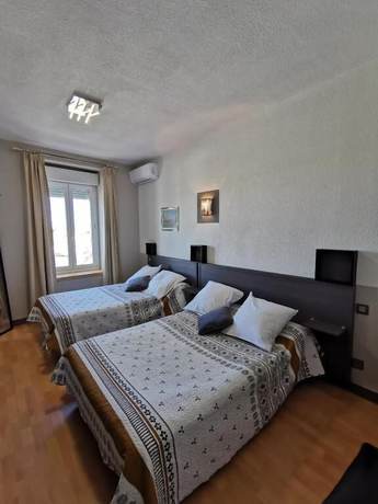 Imagen de la habitación del L\'H&ocirc;tel du Port. Foto 11