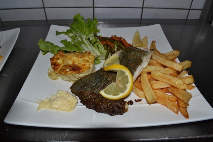 Imagen del bar/restaurante del L\'H&ocirc;tel du Port. Foto 8