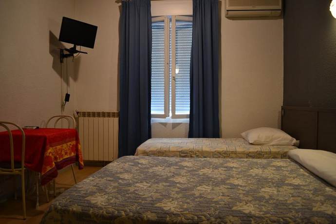 Imagen de la habitación del L\'H&ocirc;tel du Port. Foto 16