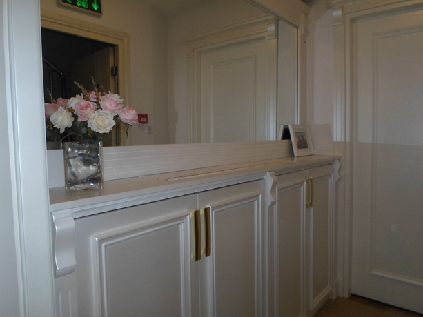 Imagen de los interiores del La Petite Maison. Foto 12