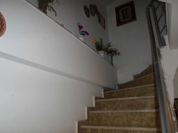 Imagen de los interiores del La Petite Maison. Foto 13