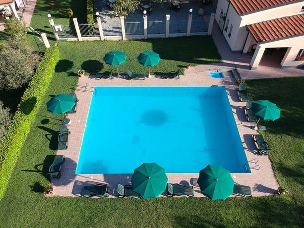 Imagen de la piscina del La Rossola Resort. Foto 7