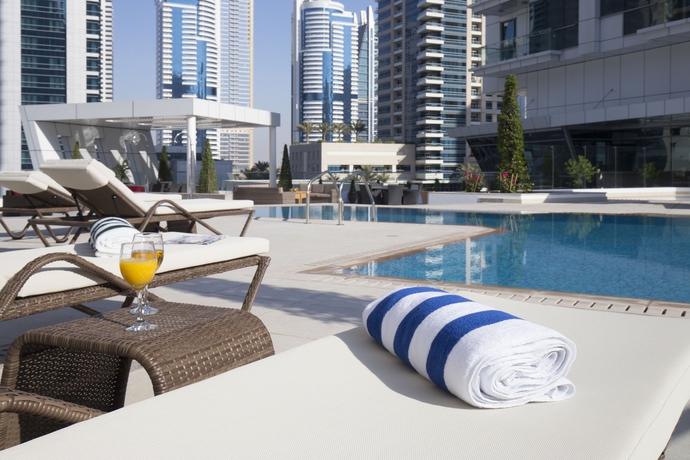 Imagen de la piscina del La Verda Suites and Villas Dubai Marina. Foto 16