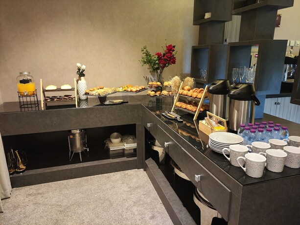 Imagen del bar/restaurante del Land Walk Hotel. Foto 13