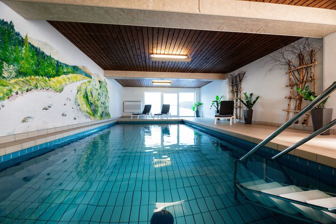 Imagen de la piscina del Landhotel Th&auml;lerh&auml;usle Ochsen. Foto 20