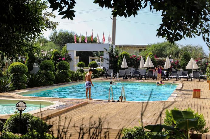 Imagen de la piscina del Lara Garden Hotel. Foto 19