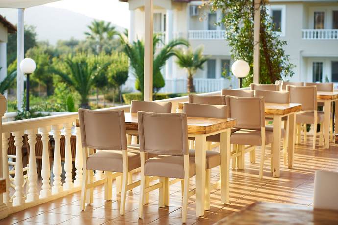 Imagen del bar/restaurante del Larimar Suite Hotel. Foto 7