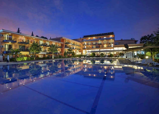 Imagen de la piscina del Larissa Vista. Foto 12