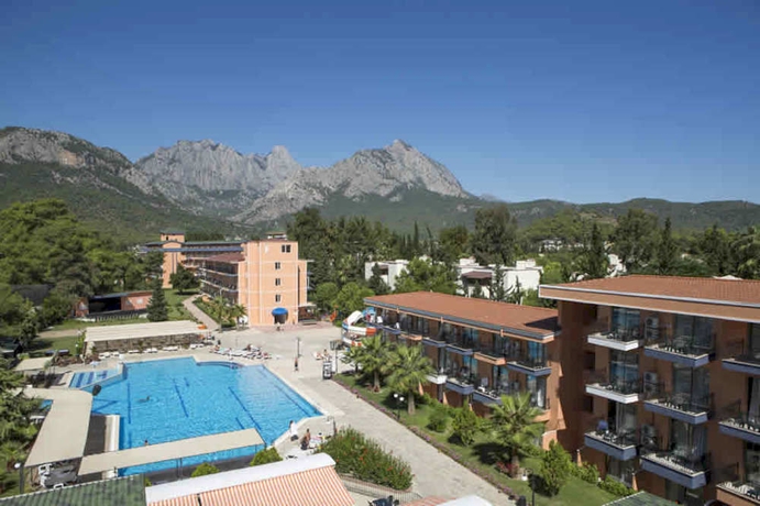 Imagen de la piscina del Larissa Vista. Foto 13