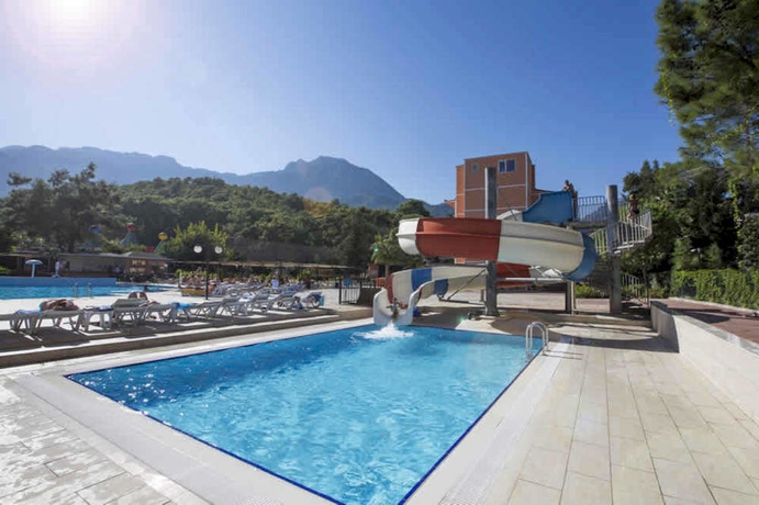 Imagen de la piscina del Larissa Vista. Foto 14