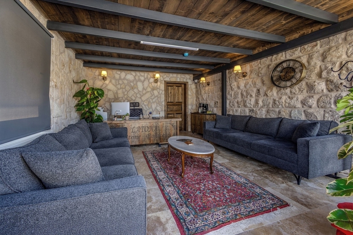 Imagen de los interiores del Latona Stone Palace. Foto 14