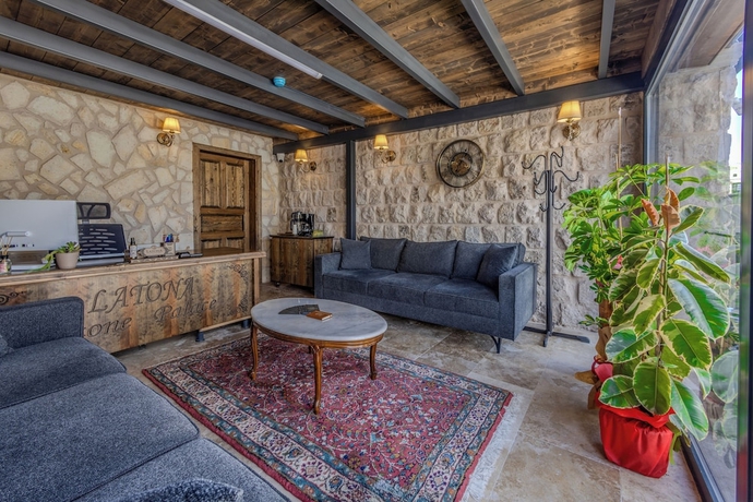 Imagen de los interiores del Latona Stone Palace. Foto 16