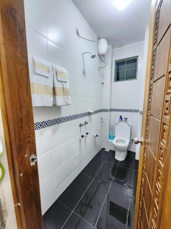 Imagen de la habitación del Lavish Bamburi Airbnb. Foto 17