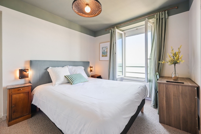 Imagen de la habitación del Le Beau Rivage, Luc sur Mer. Foto 4