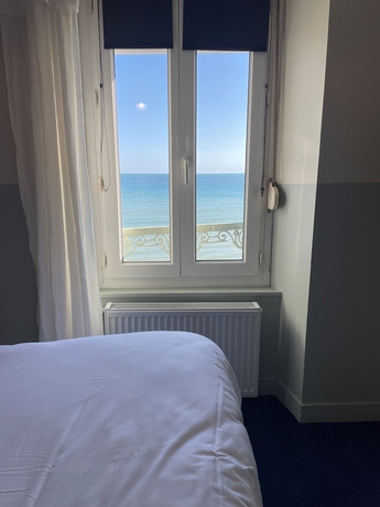 Imagen de la habitación del Le Beau Rivage, Luc sur Mer. Foto 5