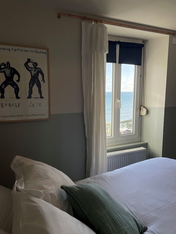 Imagen de la habitación del Le Beau Rivage, Luc sur Mer. Foto 12