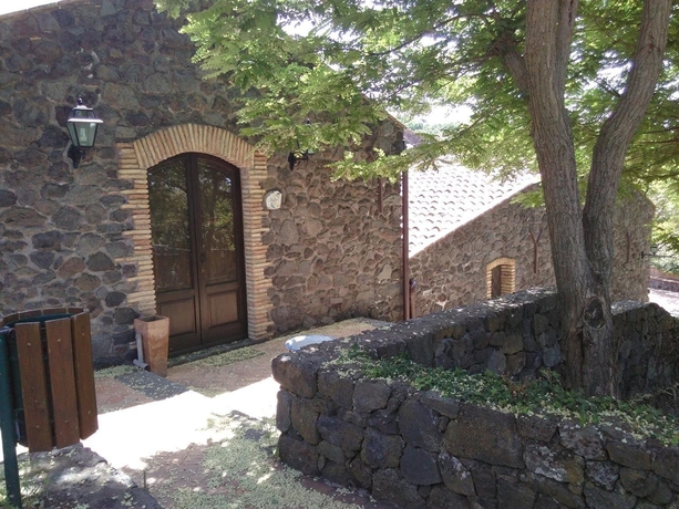 Imagen de los exteriores del Le Cisterne Dell'etna. Foto 17