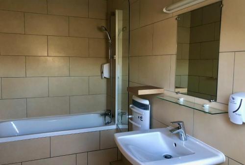 Imagen general del Le Grand H&ocirc;tel Ussel \'\'nouvelle G&eacute;rance 2023\'\'. Foto 10