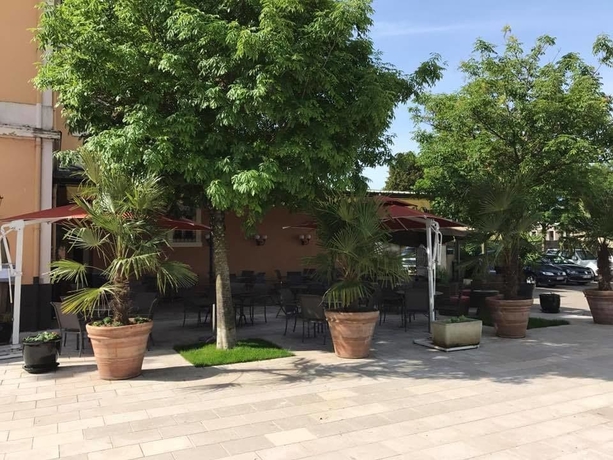 Imagen de los exteriores del Le Terminus, Tournus. Foto 19