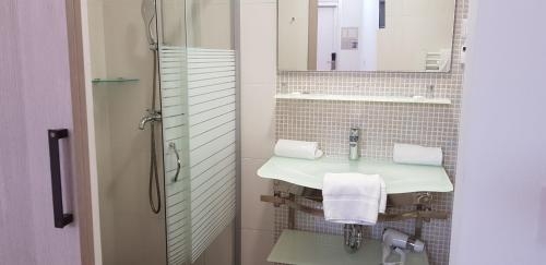 Imagen de la habitación del Le Vauban, VILLEFRANCHE-SUR-MER. Foto 9