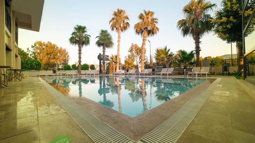 Imagen de la piscina del Leaf Port Hotel. Foto 20