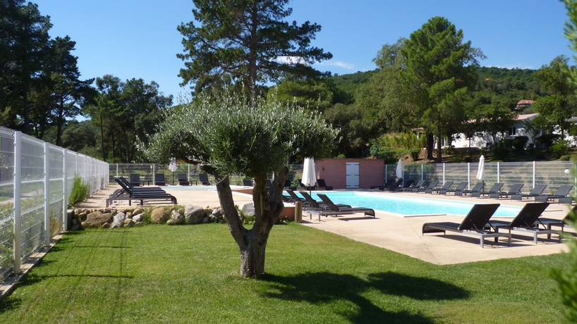 Imagen de la piscina del Les Pavillons Du Golfe. Foto 15